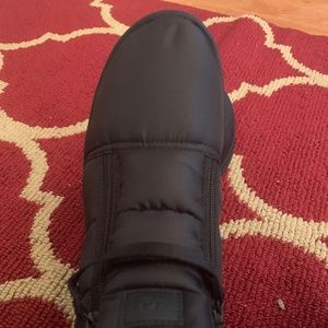 UGG  Lakesider Zip Puff Ankle Boots (Black)